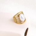 Anello bohémien dorato con perla, fasce a strati testurizzate e pietra ovale centrale - Anello Largo Traforato con Perle Inconate