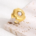 Anillo dorado irregular estilo lava con perla blanca y banda abierta ajustable - Anillo de Perlas con Forma de Hoja de Loto