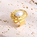 Anillo ancho dorado con textura irregular, perla ovalada y banda abierta ajustable - Anillo Ovalado Martillado con Incrustaciones de Perlas