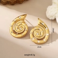 Vista detallada de los pendientes de espiral dorados con pedrería de 2,8 cm por 2 cm - Pendientes de Zirconia con Forma de Caracola Hueca