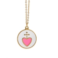 Gros plan d'un collier doré avec pendentif cœur en émail blanc et rose sur chaîne fine - Collier Pendentif Rond Émail Coeur Rose