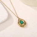 Collier vintage en acier titane doré avec pendentif goutte en turquoise verte et gravures - Jade vert