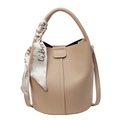 Secchiello in pelle beige con foulard decorativo e manico superiore curvo - Cachi