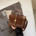 Borsa a mano in pelle marrone con patta in camoscio e fibbia dorata per stile minimalista - Marrone