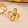 Vista dettagliata di anello vintage a petali con pietra naturale verde su sfondo beige - Pietra Naturale Verde