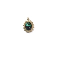 Dettaglio del ciondolo dorato ovale vintage con trama a sole e pietra malachite - Verde Scuro