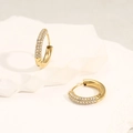 Boucles d'oreilles créoles plaquées or 18K avec trois rangées de zircons blancs - Huggie Zircone Triple Rangée Ronde - Grand