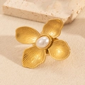 Anello vintage con petali dorati, texture spazzolata e perla bianca centrale - Perla Bianca