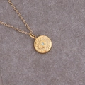 Makroaufnahme der 18k vergoldeten Evil Eye Kette mit blauem Zirkon aus Edelstahl - Rundes Auge mit blauem Stein