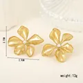 Dettaglio di orecchini a fiore dorati con texture opaca e misure 3,7cm per 2,9cm - Stile Fiore e Perla 3D (A4485) / Oro
