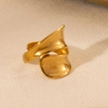 Anello geometrico traforato in acciaio al titanio dorato con stile metallo liquido - Stile Aperto Irregolare