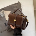 Borsa a tracolla in pelle marrone con cuciture in pelle scamosciata e fibbia dorata - Marrone