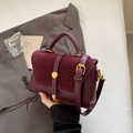 Borsa a tracolla retrò bordeaux in pelle e camoscio con fibbia dorata e manico - Borgogna