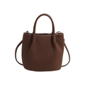 Borsa a secchiello plissettata marrone con manici robusti e tracolla sottile in ecopelle - Marrone