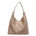 Beige Hobo-Tasche aus Leder mit Litschimuster, Mondform und vertikalen Nähten - Khaki