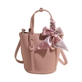 Secchiello in pelle rosa con sciarpa a cuori sulla maniglia superiore - Rosa