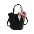Borsa a secchiello in pelle martellina nera con foulard in seta a cuori e tracolla sottile - Nero
