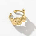 Detail eines 18K vergoldeten Edelstahlrings mit Hammerschlag-Textur und gewelltem Design - Überlappende Scheiben Unregelmäßiger Stil / Gold
