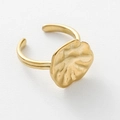 Detailansicht eines verstellbaren Rings mit 18k Goldbeschichtung und Muschelstruktur - Lotusblatt Unregelmäßiger Stil / Gold