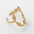 Makroaufnahme der 18k vergoldeten Edelstahlring mit Lorbeerblatt-Rebentextur - Hohl Lorbeerblatt Stil / Gold
