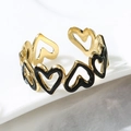 Detalle del anillo de corazón dorado con esmalte negro y diseño de banda ajustable - Negro