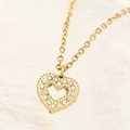 Collana con ciondolo a cuore traforato dorato con cristalli di zircone su catena fine - Forma a Cuore (A4571)