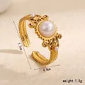 Detailansicht eines Vintage-Goldrings mit Perlen, Höhe 1,7 cm und Gewicht von 1,5 g - Blumen-Perlen-Stil (A4706)
