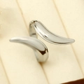 Anello aperto geometrico in argento lucido con design a corno di rinoceronte in argento 925 - Anello Aperto a Linee Irregolari / Color Acciaio
