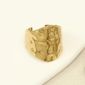 Anello largo aperto in finitura oro martellato con superficie metallica strutturata - Anello Aperto Martellato a Fascia Larga - Oro
