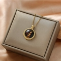 Elegante gouden roestvrijstalen ketting met ronde religieuze portrethanger op zijde - Vintage Portret Stijl