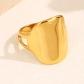 Polierter, 18K vergoldeter breiter Ring mit Schildkurve und Tropfenausschnitt-Detail - Schild Quadratischer Stil (A4702)