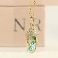 Macro-opname van de mintgroene Evil Eye slipper-hanger met fonkelende zirkoniasteen - Lichtgroen