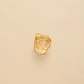 Detailansicht eines breiten goldenen Ringes mit geometrischem Blumenmuster - Goldene Hohle Blume