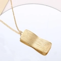 Collana con ciondolo rettangolare dorato caratterizzata da trame ondulate concentriche - Oro