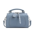 Schicke Boston-Handtasche in Nebelblau aus Leder mit Tragegriffen und Schultergurt - Blau