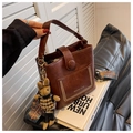 Dunkelbraune PU-Leder-Eimertasche mit buntem Ethno-Gurt und kariertem Hasenanhänger - Ohne Anhänger / Rotbraun