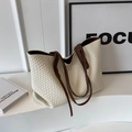Cremefarbene gewebte Tragetasche mit braunen Henkeln, große Retro-Schultertasche Design - Cremeweiß