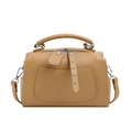 Karamellbraune Handtasche aus Kieselleder mit Griff und dekorativer Nietentasche vorne - Khaki