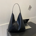 Borsa tote minimalista in morbida pelle nera con ampia tracolla e finitura opaca - Nero
