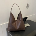 Grande borsa shopper marrone scuro in morbida pelle con design minimalista a V - Marrone