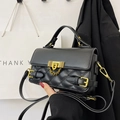 Elegante schwarze Stepphandtasche mit Goldbeschlägen und schickem Metallkettenschloss - Schwarz