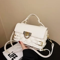 Weiße gesteppte Handtasche mit goldenen Beschlägen und Kettengurt im Rauten-Design - Gebrochenes Weiß