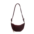 Elegante burgunderrote Wildleder-Croissant-Tasche mit geknotetem Schultergurt auf Weiß - Burgunderrot