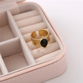 Anello largo martellato dorato con pietra a goccia nera in portagioie rosa - Stile Goccia d'Acqua Nero