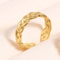 Anello aperto dorato regolabile con un elegante design a treccia traforata - Donut intrecciato