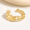Anello aperto irregolare color oro con finitura effetto lava e design vintage unico - Design a Pieghe Irregolari