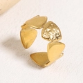 Anello aperto geometrico irregolare in finitura dorata con texture martellata stile vintage - Design a Cuore Geometrico