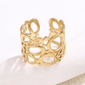Dettaglio dell'anello a maglia placcato oro 18K con motivi a grata ovali traforati - Anello Fascia Larga Cavo alla Moda / Oro