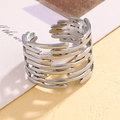 Makro-Detail des silbernen, verstellbaren Edelstahlrings mit mehrlagiger Webstruktur - Stahlfarbe