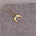Collana con luna placcata oro 18k e intarsio in turchese su pietra scura - Luna